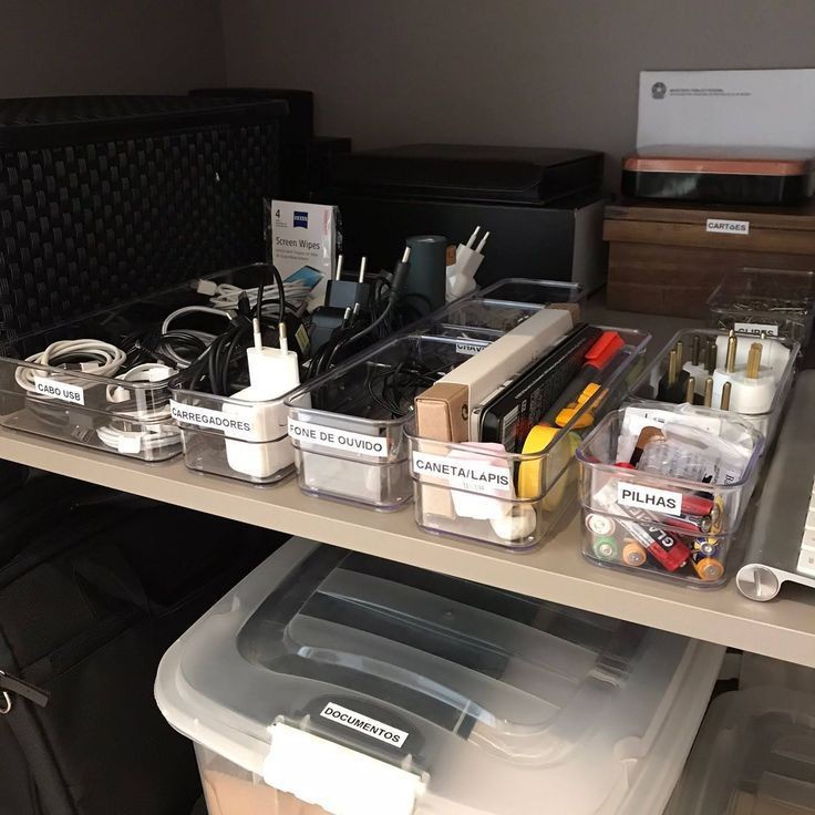 Foto que ilustra matéria sobre como montar home office mostra caixas organizadoras etiquetadas.