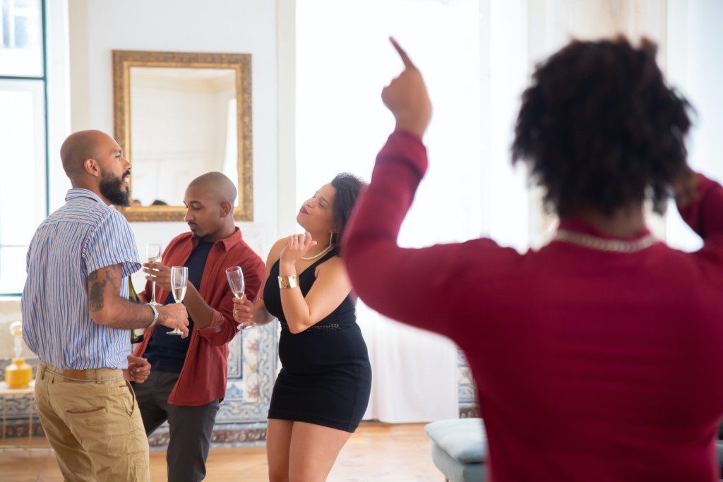 Foto que ilustra matéria sobre receber amigos em casa mostra pessoas dançando