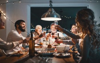 Iluminação - Família em jantar com mesa e luminária acima
