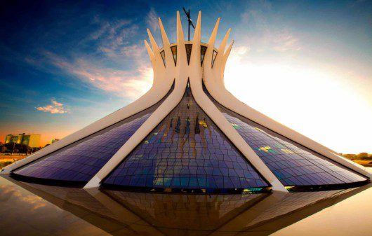 Passeie pelo legado de Oscar Niemeyer em 5 cidades atendidas pelo QuintoAndar - Catedral de Brasília