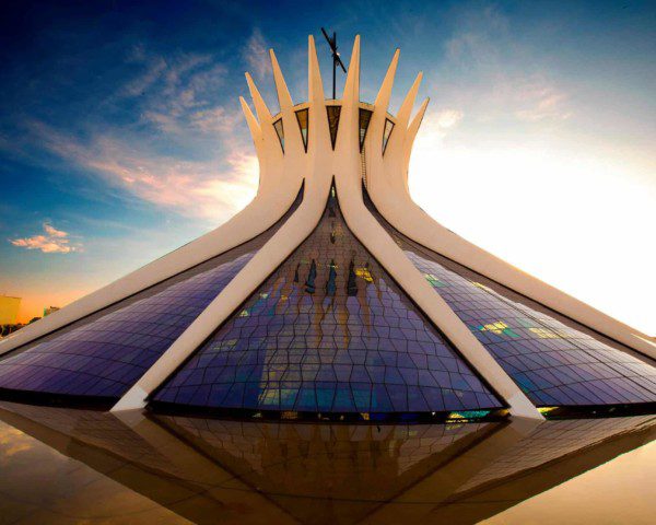Passeie pelo legado de Oscar Niemeyer em 5 cidades atendidas pelo QuintoAndar - Catedral de Brasília