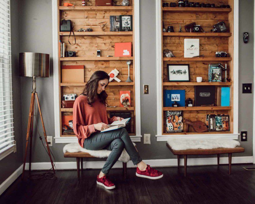 Organização - Mulher lê livros em casa