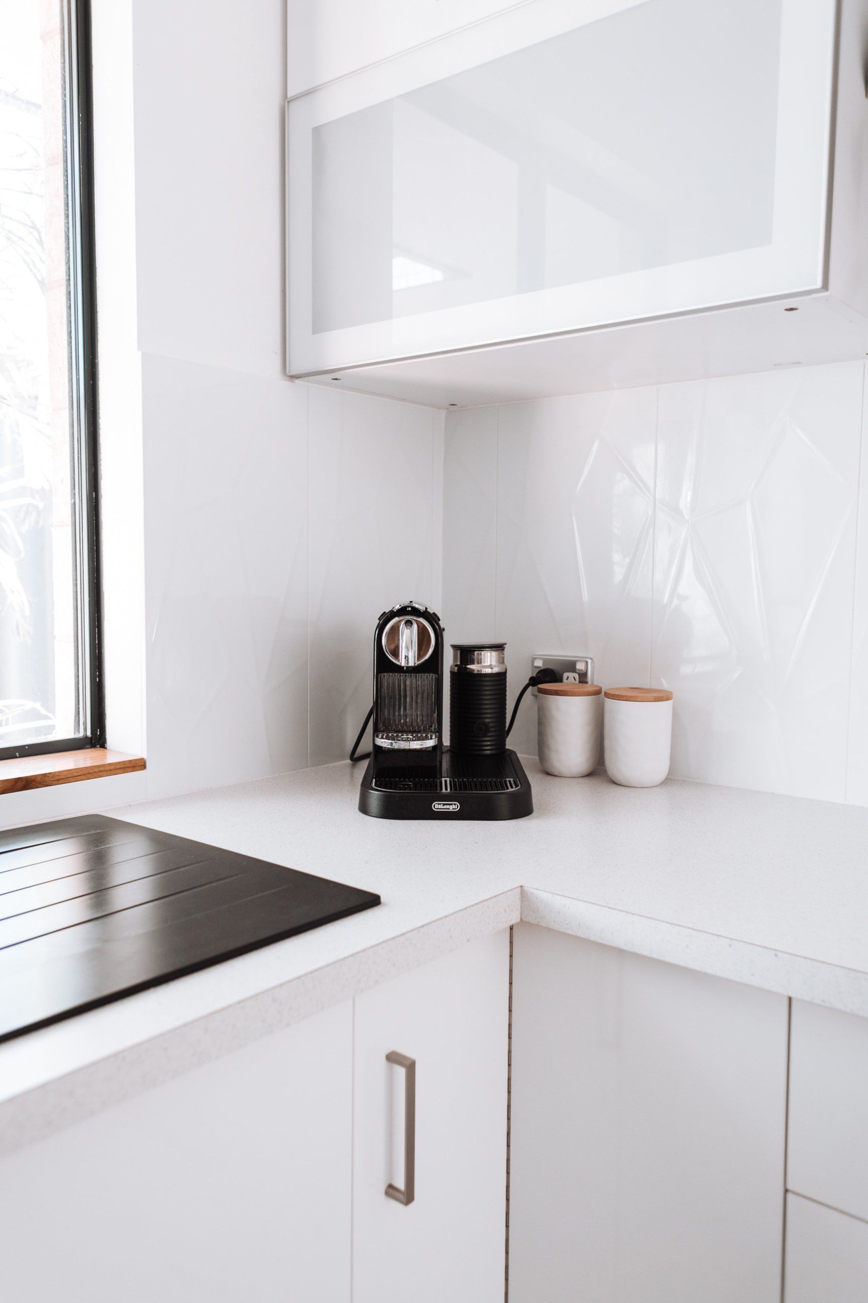 Imagem do cantinho do café em uma bancada da cozinha.