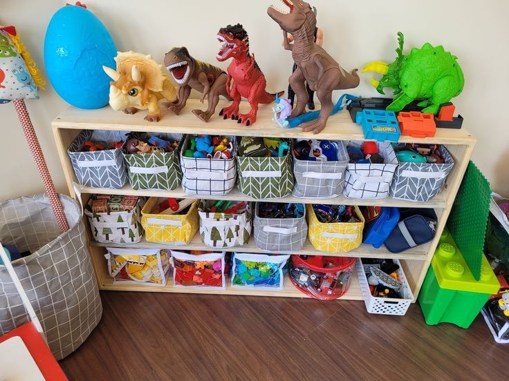 Imagem que ilustra matéria sobre crianças em casa mostra uma estante de brinquedos separados em caixinhas de organização.