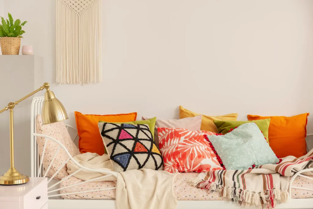 Foto de um sofá repleto de almofadas coloridas e de diferentes estampas.