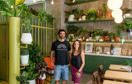 Varanda com plantas - Marcello Bozzini e Vanessa Guerreiro, sócios da Botânica e Tal