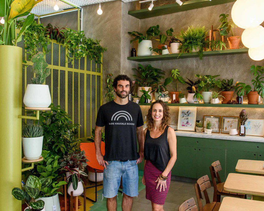 Varanda com plantas - Marcello Bozzini e Vanessa Guerreiro, sócios da Botânica e Tal