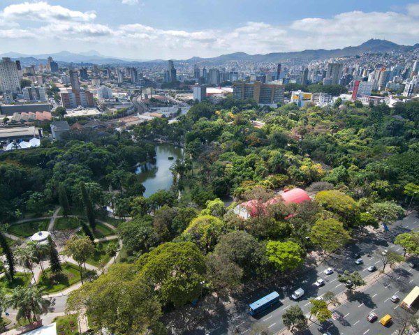 Foto que ilustra matéria sobre os bairros de Belo Horizonte mostra uma panorâmica vista de cima do Parque Municipal Américo Renné Giannetti, localizado entre o Centro e Santa Efigênia