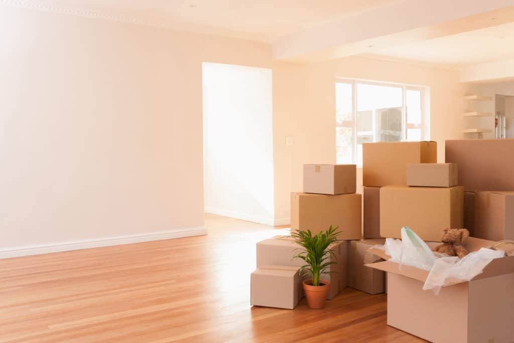 Foto de um apartamento com muitas caixas grandes, sinalizando que uma família se mudou para ele recentemente. 