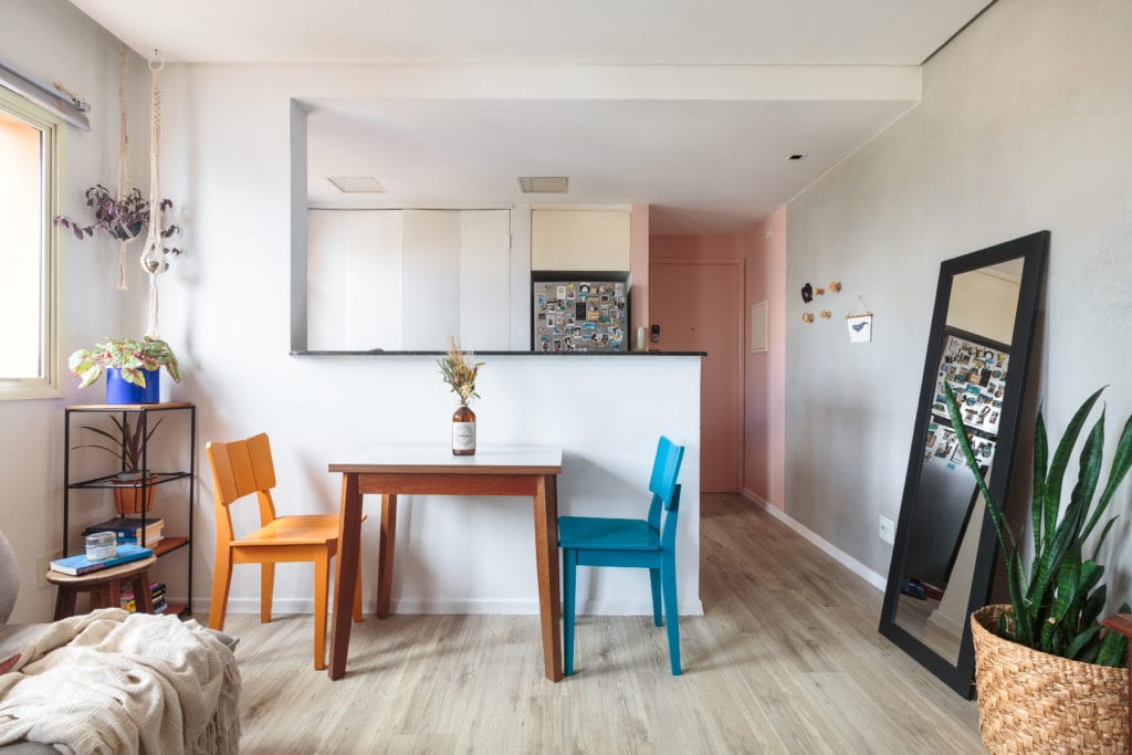 Foto mostra sala com cozinha americana em foto que ilustra matéria sobre apartamento de 1 dormitório na Pompéia, alugado pela publicitária Giulia pelo QuintoAndar