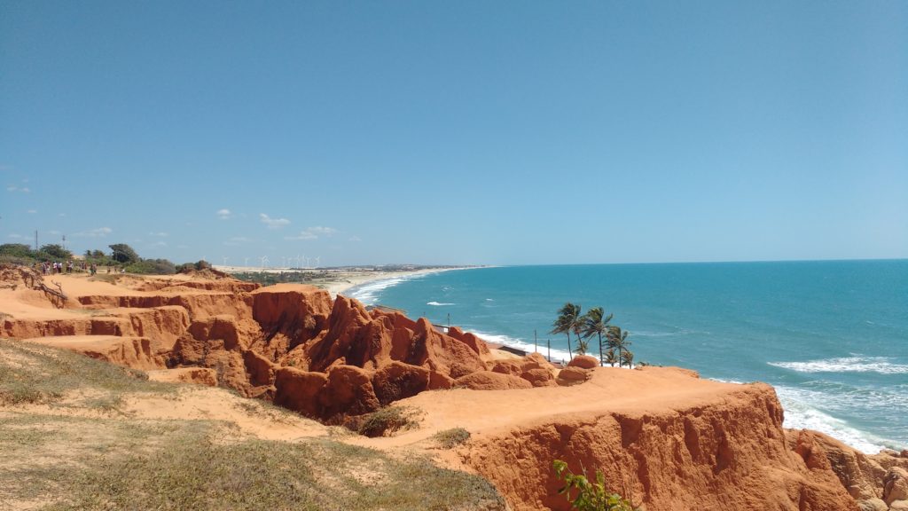 Foto que ilustra matéria sobre Morar em Fortaleza mostra as falésias de areia vermelha de Morro Branco.