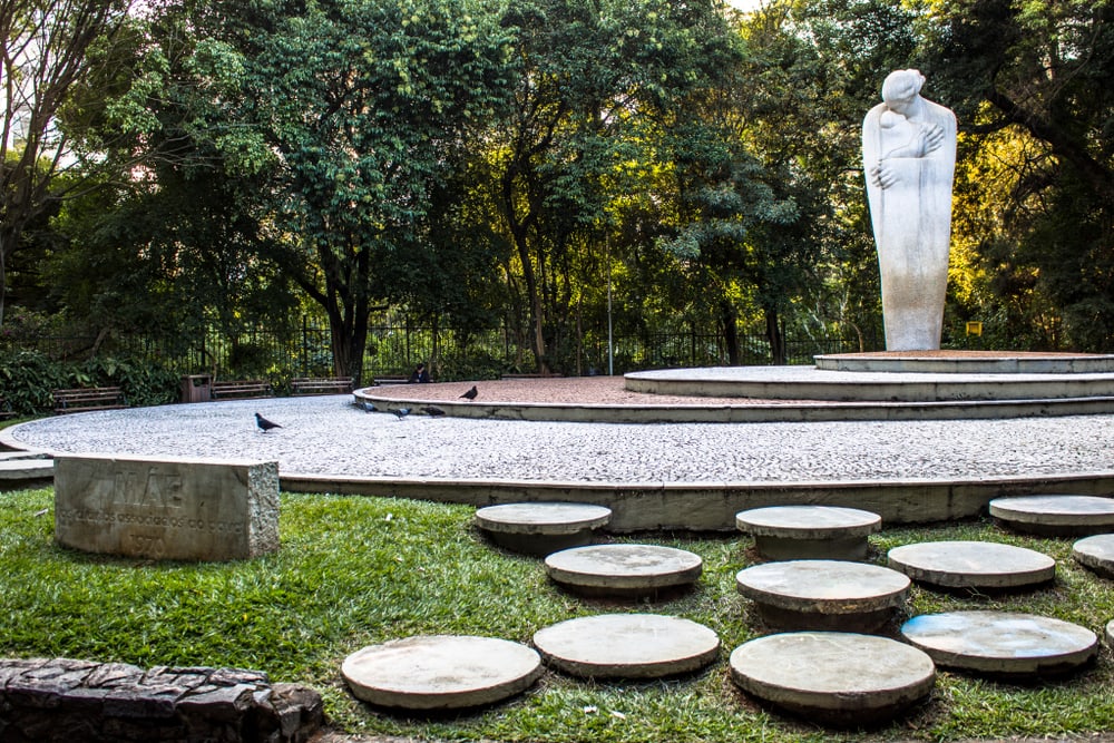 Foto de matéria sobre bairros nobres de São Paulo mostra escultura do Parque Buenos Aires