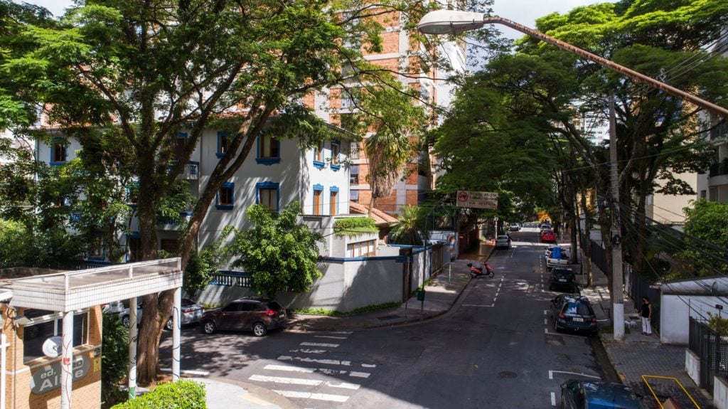 Bairros nobres de São Paulo: tipo de rua arborizada, muito comum no Itaim Bibi