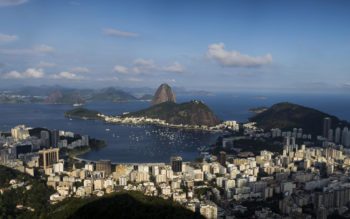 Foto que ilustra matéria sobre os melhores bairros do Rio de Janeiro mostra a cidade vista de cima, com destaque para o Pão de Açúcar, ponto turístico da cidade. (Foto: Bruna Prado - MTUR)
