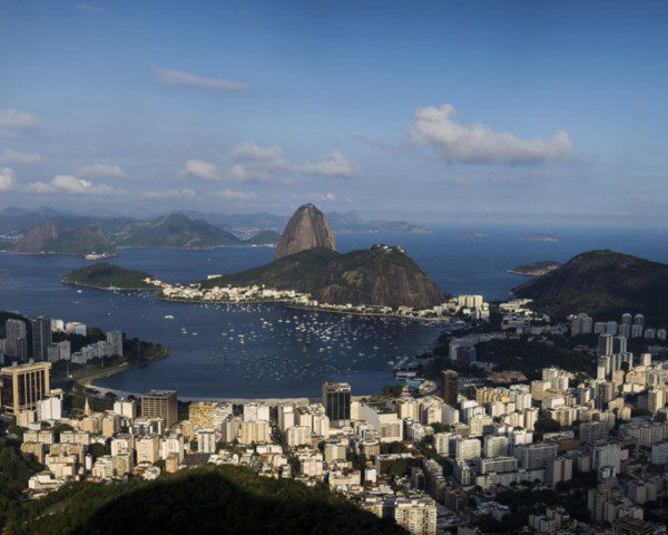 Foto que ilustra matéria sobre os melhores bairros do Rio de Janeiro mostra a cidade vista de cima, com destaque para o Pão de Açúcar, ponto turístico da cidade. (Foto: Bruna Prado - MTUR)