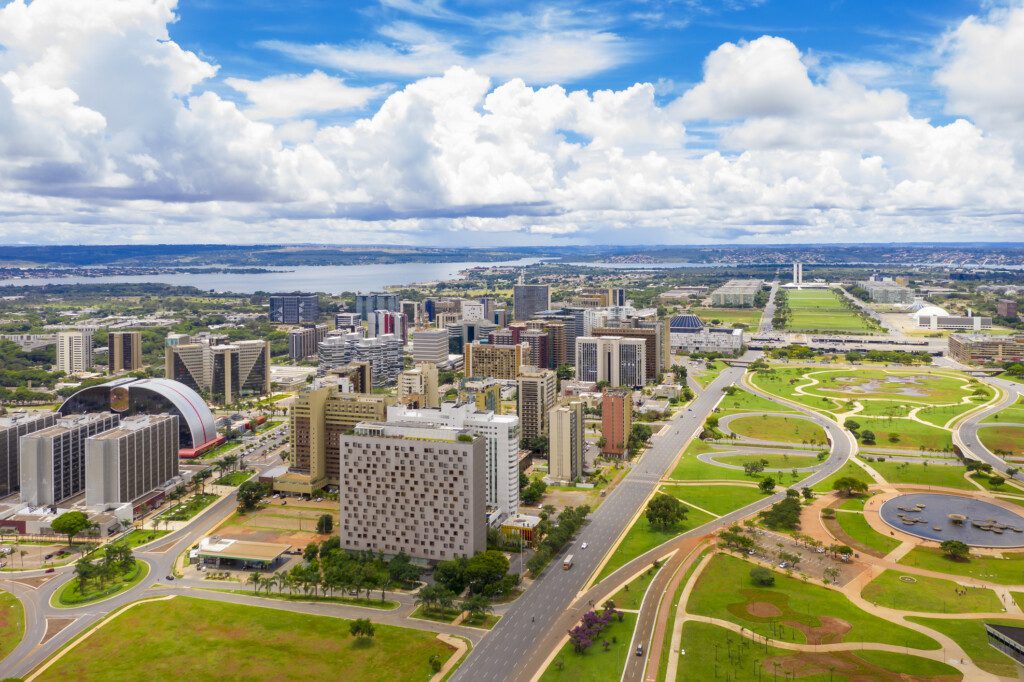 Imagem aérea de Brasília, no Distrito Federal, mostrando os prédios, ruas, lago e o céu azul e uma das melhores cidades para morar no Brasil 