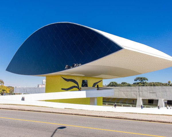 Foto do Museu Oscar Niemeyer, no Centro Cívico, ilustra matéria sobre os Bairros Nobres de Curitiba