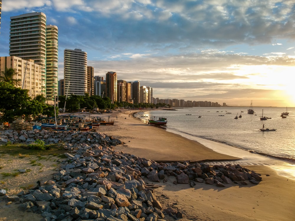 Foto que ilustra matéria sobre os bairros nobres de Fortaleza mostra a Praia de Mucuripe.