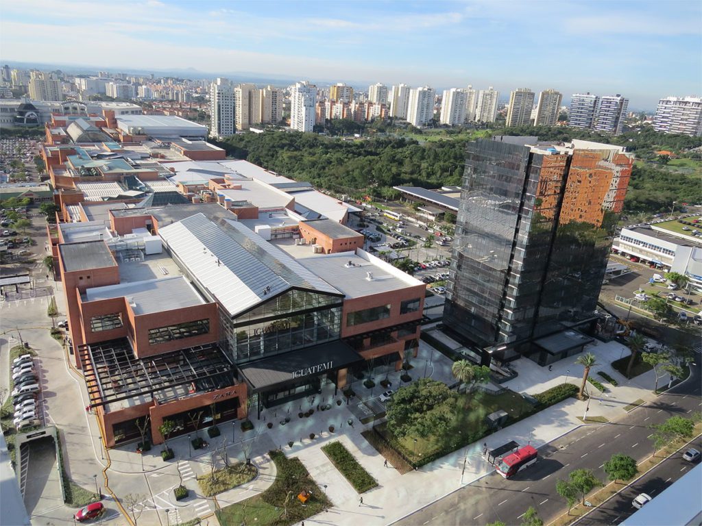 Foto que ilustra matéria sobre os melhores bairros de Porto Alegre mostra o Shopping Iguatemi visto do alto.