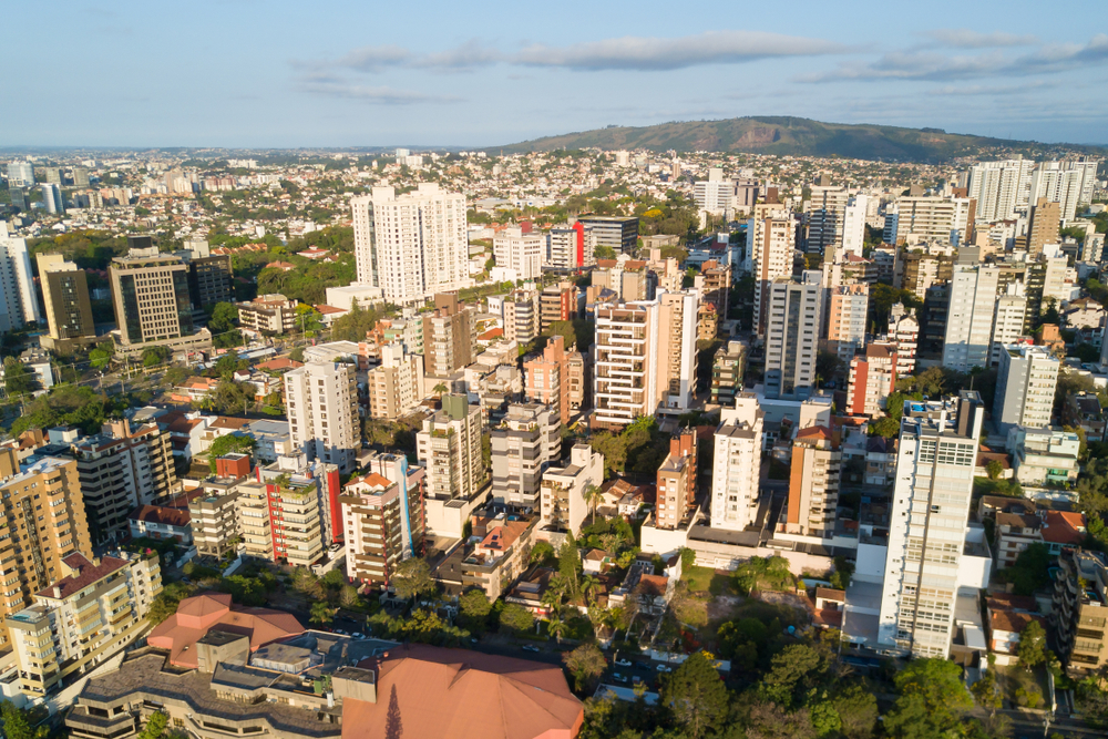 Foto que ilustra matéria sobre os melhores bairros de Porto Alegre mostra o bairro Petrópolis visto do alto.