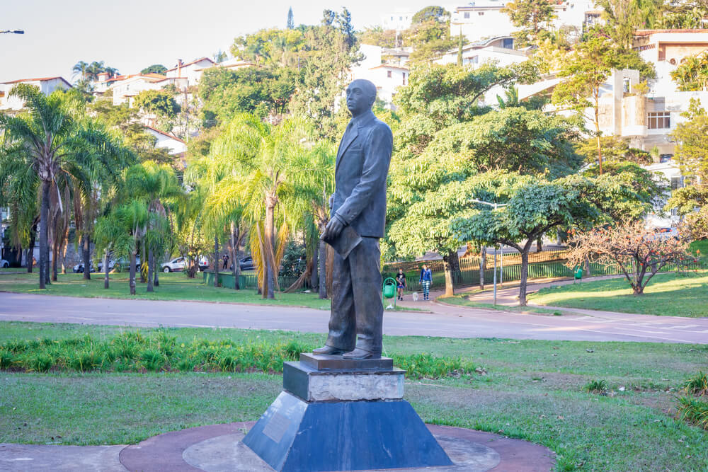 Imagem da estatua do ex-presidente Juscelino Kubtschek em um parque em Belo Horizonte para ilustrar matéria sobre os bairros nobres de BH