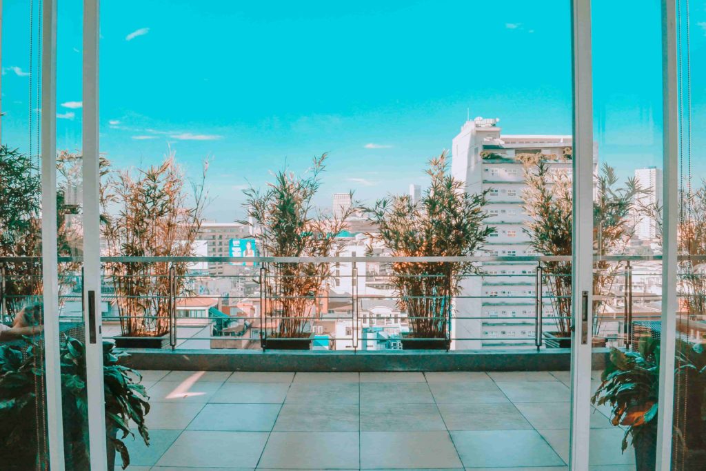  vista da varanda e da cidade, com um céu azul, em um apartamento na cobertura