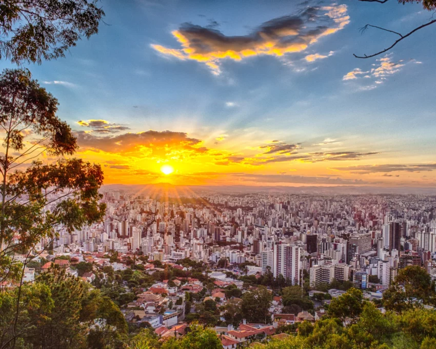 Imagem aérea do pôr do sol da capital de Minas Gerais visto do Mirante do Mangabeiras para ilustrar matéria sobre os bairros nobres de BH