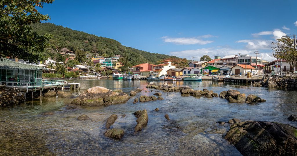 Foto que ilustra matéria sobre praias em  Florianópolis mostra a Barra da Lagoa em Florianópolis