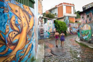 Foto que ilustra matéria sobre grafite em SP mostrando um dos muros do Beco do Batman, localizado no bairro da Vila Madalena.