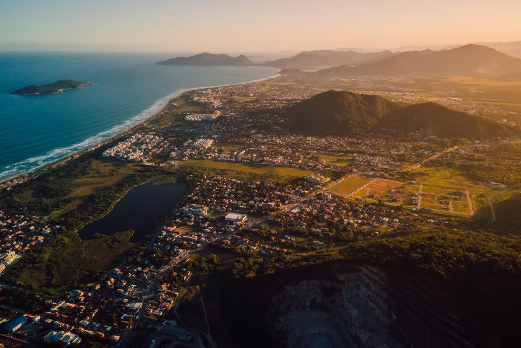 Foto que ilustra matéria sobre praias em  Florianópolis mostra a Vista para a Praia do Campeche