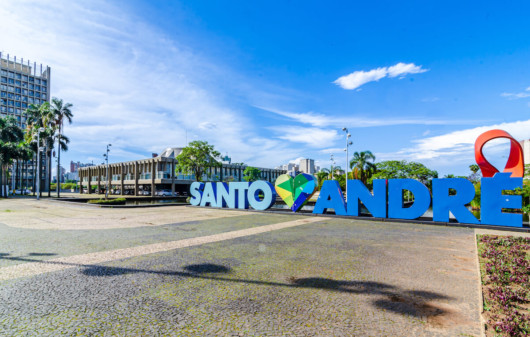 Foto que ilustra matéria sobre melhores bairros em Santo André mostra o paço municipal com Letreiro da cidade