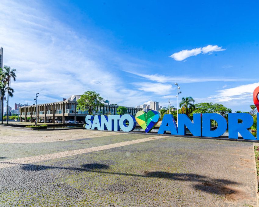 Foto que ilustra matéria sobre melhores bairros em Santo André mostra o paço municipal com Letreiro da cidade