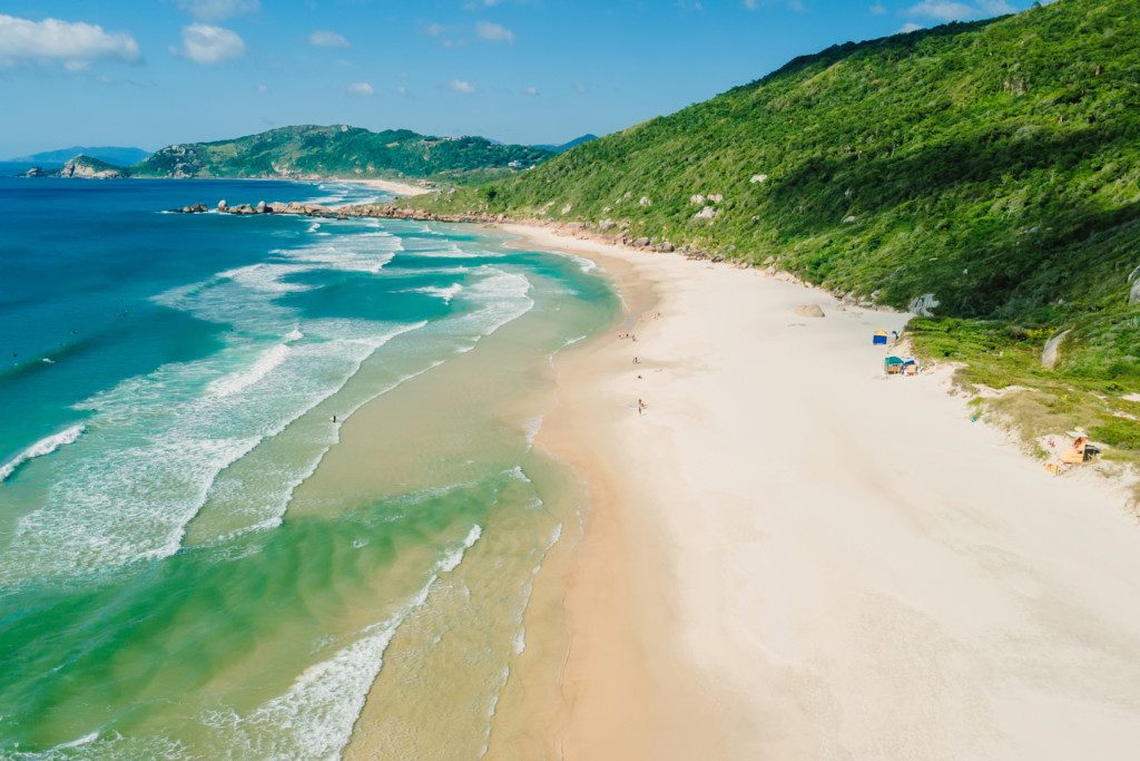 Foto que ilustra matéria sobre praias em  Florianópolis mostra a Praia da Galheta