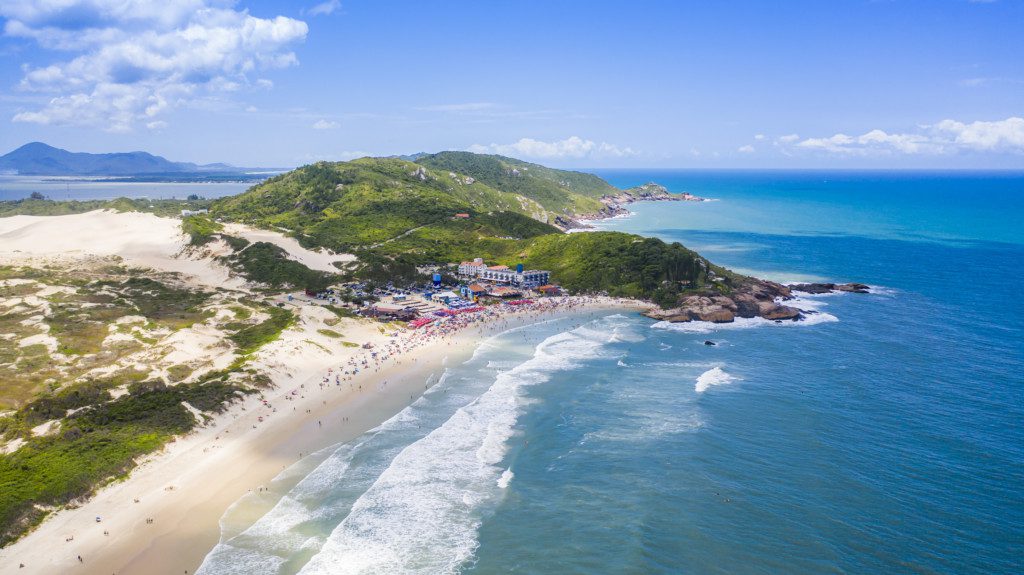 Imagem que ilustra matéria sobre morar em florianópolis mostra a Praia da Joaquina