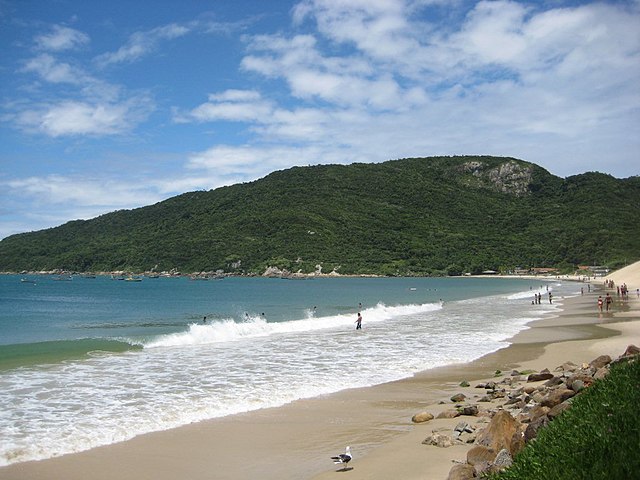 Foto que ilustra matéria sobre praias em  Florianópolis mostra a Praia dos Ingleses