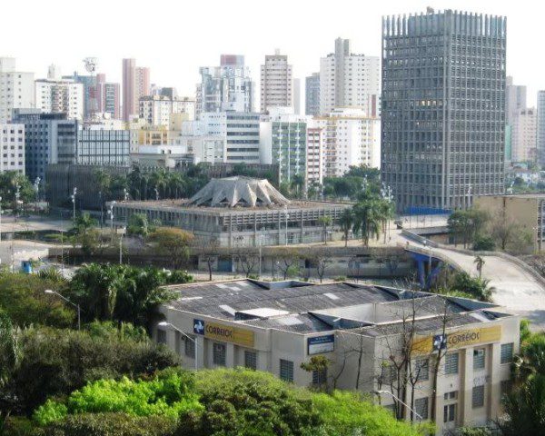 Vista panorâmica da cidade de Santo André em que se vê o prédio dos correios, muitas árvores e outros prédios altos ao fundo, em um dia ensolarado.