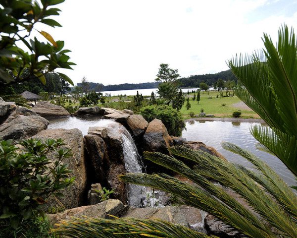 vista do parque da cidade, localiza em jundiaí. Imagem mostra uma das cascatas presentes o parque, com lago e represa ao fundo