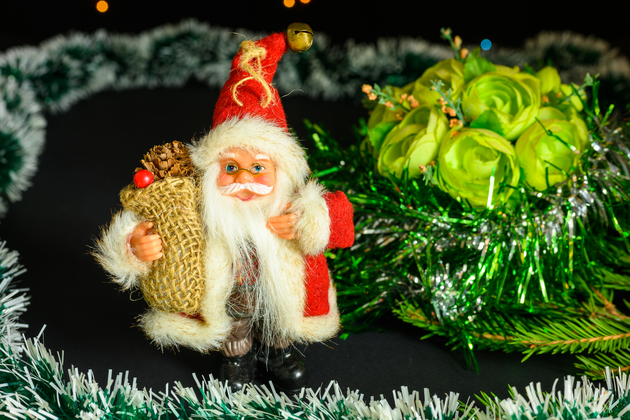 Imagem de um enfeite de Papai Noel com um saco de presentes.