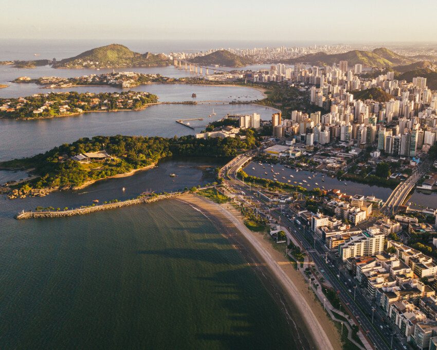 Foto que ilustra matéria sobre praias de Vitória, no Espírito Santo, mostra imagem aérea da Praia de Vitória no Espírito Santo
