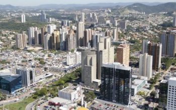 Vista aérea de Alphaville, bairro entre Barueri e Santana de Parnaíba. A imagem mostra parte residencial e prédios