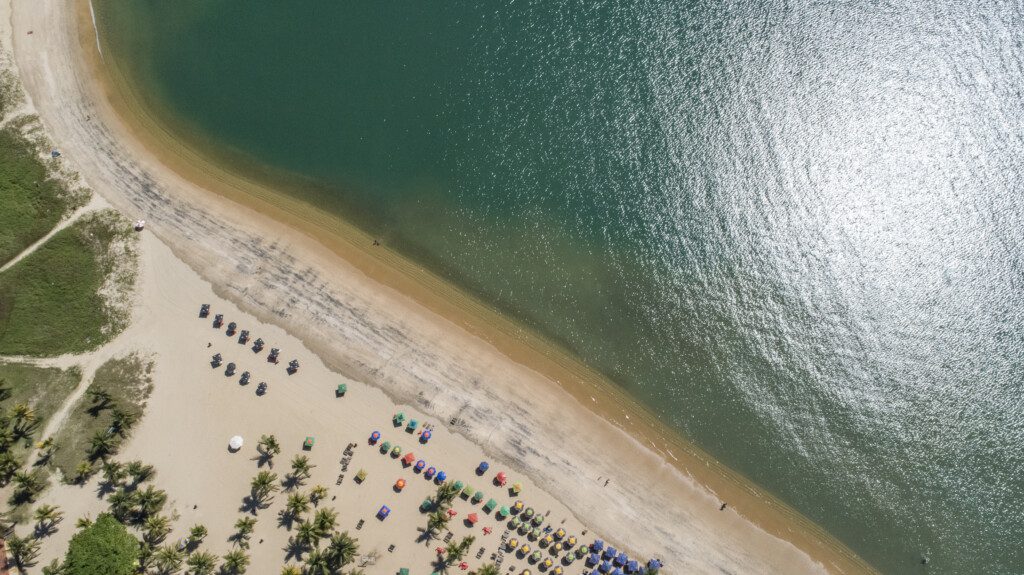 Imagem aérea da praia Curva de Jurema em Vitória, no Espírito Santo
