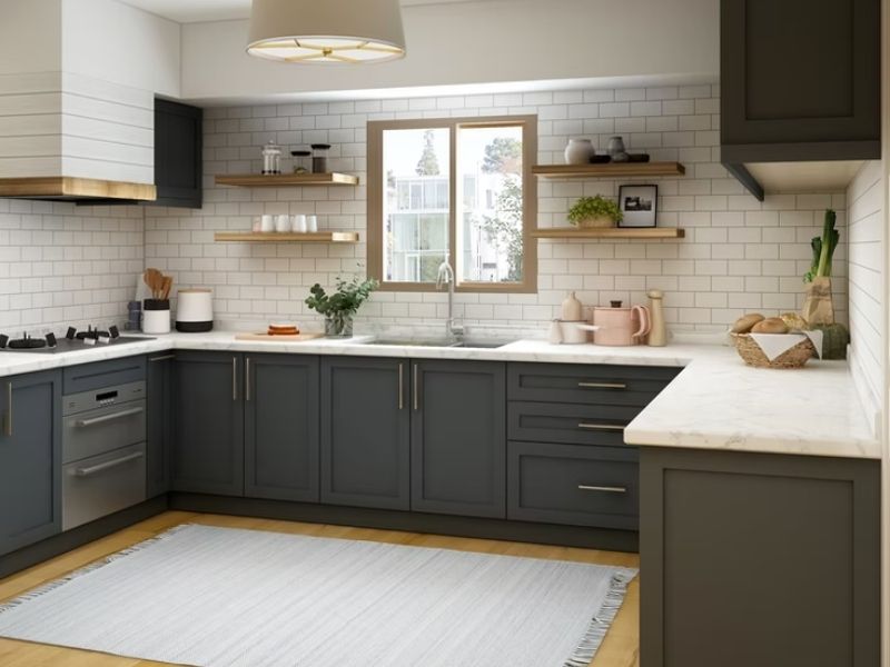 bancadas de cozinha, prateleiras e armários de teto e um fogão