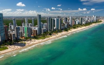 Vista aérea da orla da cidade de Recife, ilustrando artigo sobre as melhores praias de Recife