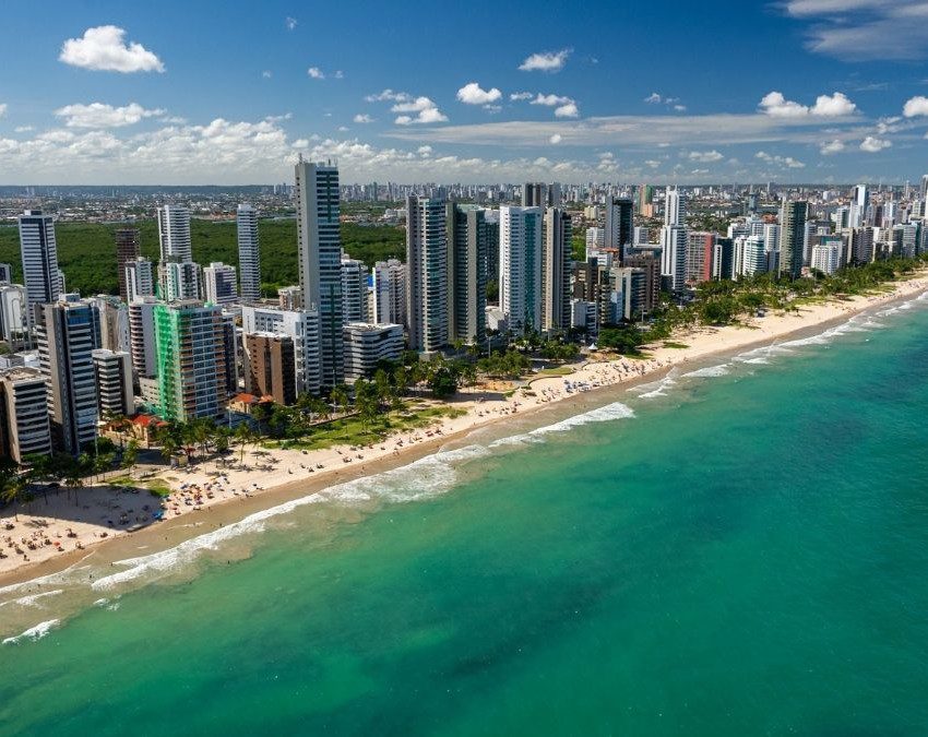 Vista aérea da orla da cidade de Recife, ilustrando artigo sobre as melhores praias de Recife