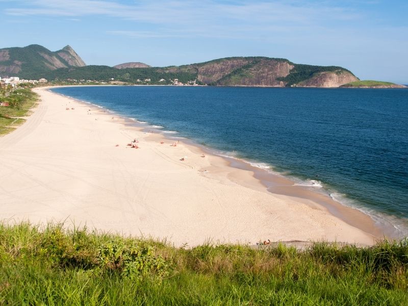 vista lateral da praia de camboinhas em niterói, sem turistas