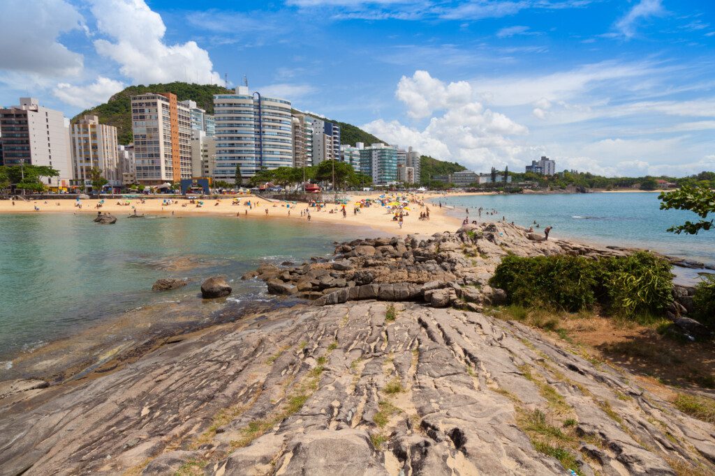 Imagem panorâmica de um dia ensolarado em uma praia de Vitória, no Espírito Santo 