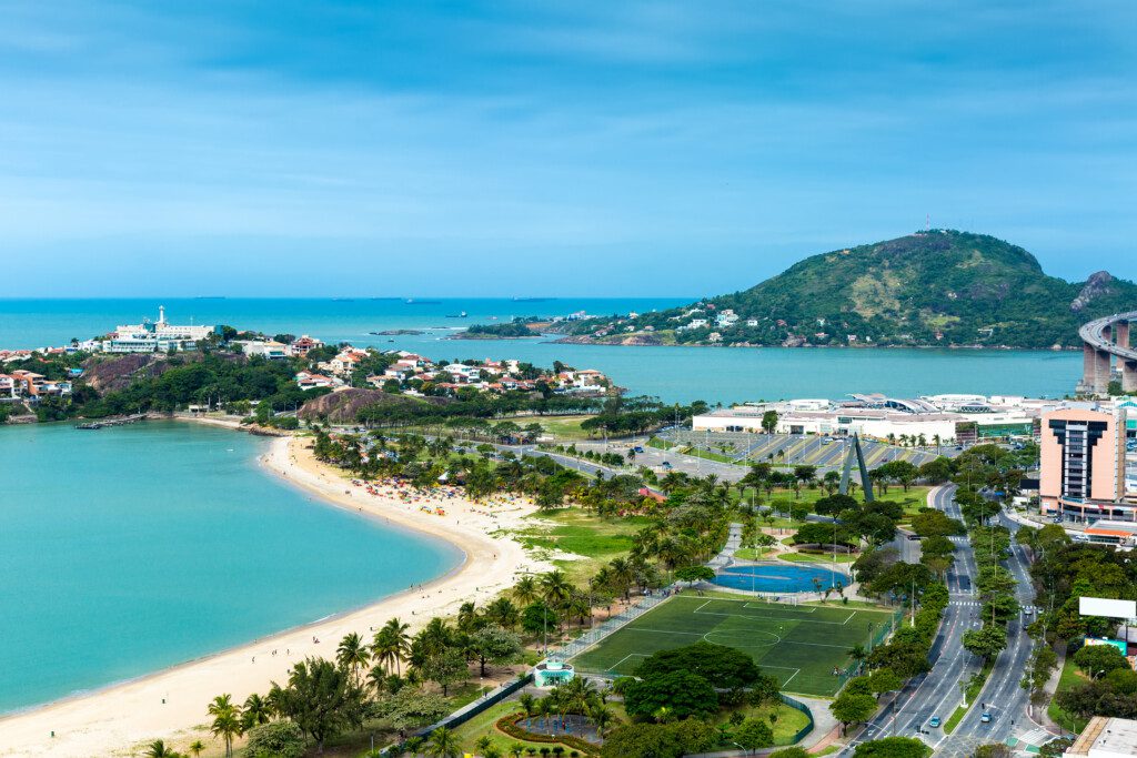 Imagem aérea da Praia do Canto, em Vitória, no Espírito Santo, que mostra as belezas naturais e prédios luxuosos da região