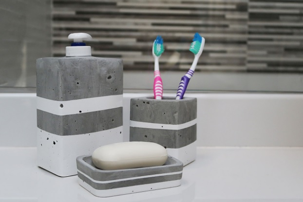 E quem disse que vasos de cimento precisam ser usados apenas com plantas? Aqui, como mostra o blog Mesa Pronta, foram feitos kits para banheiro, uma ideia alternativa e que dão um toque especial à decoração.
