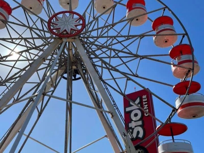 Roda Gigante vermelha do Parque Boqueirão