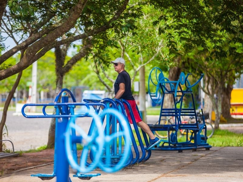 Bicicletas e bancos e área de exercícios no Parque Eduardo Gomes